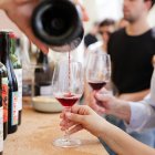 Un camarero sirve una copa de vino en Falset.