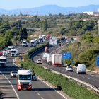 La incidencia corta un carril en sentido norte en este punto de la autopista, en L'Ampolla.