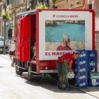 Un tranajador descarga un camión en Tarragona.