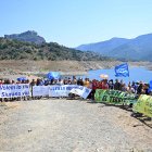 La manifestació ha comptat amb un centenar de participants de diverses associacions ecologistes del territori.