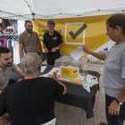 Punt de votació a l'exterior del mercat.