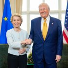 La presidenta de la Comisión Europea, Ursula von der Leyen, junto con el presidente de los Estados Unidos, Donald Trump, durante el cierre del acuerdo arancelario.