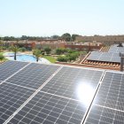 Plaques solars instal·lades a les teulades d’habitatges, una imatge cada cop més habitual