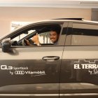 Moha Quach con su nuevo coche.