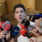 El portavoz de los Comuns, David Cid, en una atención a los medios en el Parlament.