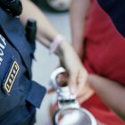 Un agente de los Mossos realiza una detención en una imagen de archivo.