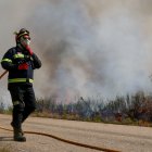 El presidente de la Diputación de Zamora, Javier Faúndez, vestido de bombero en el lugar del incendio.