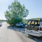 Los coches quemados que hay en el vial de acceso a la estación de Camp de Tarragona.