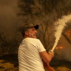 Vecinos de la aldea de Lamas (Cualedro) intentan aplacar el fuego que afecta este viernes esta zona de Ourense.