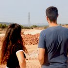 Dos dels membres de la plataforma En peu de terra als terrenys on s'està construint el Logis Montblanc