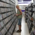 Una de las trabajadoras del Video Instan colocando algunas películas