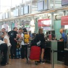 Colas en la facturación de algunas compañías en el Aeropuerto del Prat de Barcelona.