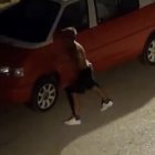 El hombre arrancando retrovisores de vehículos