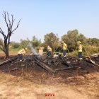 Los bomberos durante la extinción.