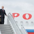El presidente ruso, Vladimir Putin, llega a alaska con el avión presidencial.