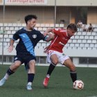 Álex Jiménez pelea un balón durante el amistoso de pretemporada disputado en el Municipal de L’Hospitalet.