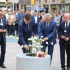 Las autoridades han depositado claveles blancos en recuerdo de las 16 víctimas mortales de Barcelona y Cambrils de 2017.