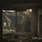 Vista de una construcción calcinada como consecuencia del incendio forestal en Carballeda de Avia (Ourense)