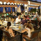 Huéspedes cenando en la terraza del Hotel Casa Blanca de Salou, este fin de semana.