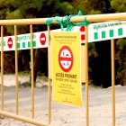 Un cartel que informa sobre la prohibición de acceder a las pozas de La Febró por riesgo de incendio