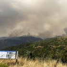 Vista del incendio en Odollo y Llamas este viernes, desde Castrillo de Cabrera (León)