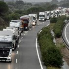 Retención de camiones en la AP-7 entre Freginals y L’Aldea