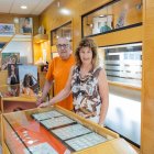 Enrique Gibert junto a su mujer en el interior de la joyería.