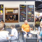 El bar Blau está parapetado en la plaza Catalunya.