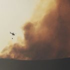 Imagen de un helicóptero trabajando en un incendio en la localidad de Ponferrada