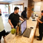 Turistes a la recpeció de l’Hotel Reus Park.