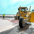 La recol·lecció de la sal es fa amb maquinària pesant i la flor de sal es cull manualment .