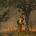 Un bombero forestal realiza labores de extinción en el nuevo incendio declarado este miércoles en A Gudiña (Ourense).
