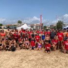 Un amplio grupo de participantes y organizadores.