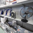 Distintos tipos de ventiladores expuestos en la tienda Ferreté Electrodomèstrics Tarragona de la calle Ramón y Cajal.