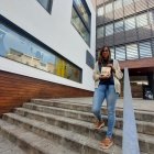 La regidora d’Acció Cívica i Joventut, Natàlia Moncunill, amb la programació.