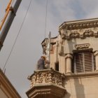 S’està instal·lant la bastida que permetrà, en primer lloc, començar a col·locar l’estructura d’acer inoxidable sobre la qual se subjectaran les pedres que conformaran la torratxa.