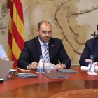 La consellera de Territori i Sostenibilitat, Sílvia Paneque, el conseller de Presidència, Albert Dalmau, y el president de la Generalitat, Salvador Illa