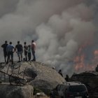 Varias personas observan el incendio forestal declarado ayer en Avión (Ourense), este lunes.