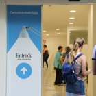 Personas haciendo cola en una oficina de la Agencia Tributaria de Catalunya (ATC) para recibir atención presencial y realizar la declaración de la renta