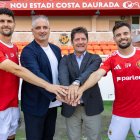 Christos Almpanis, Noé Calleja, Lluís Fàbregas y Moi Delgado en el césped del Nou Estadi.