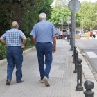 Dos jubilados caminando en Tarragona.