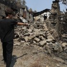 FERREIRA (LUGO), 25/08/2025.- Los dos últimos habitantes de Ferreira se marcharon el año pasado. Fue el anuncio de muerte de esta aldea de Montefurado, en Quiroga (Lugo), donde el fuego acaba de arrasar lo poco que el abandono del rural no se había llevado aún por delante. En la imagen, Lois, nieto de los dos últimos habitantes, cmuestra cómo quedo arrasado por los incendios forestales, el pueblo de sus abuelos. EFE/ Eliseo Trigo