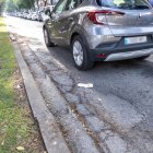 En los viales laterales de la avenida de Roma hay numerosos baches.