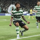 Luis Suárez celebra un gol con el Sporting.