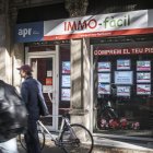 Fachada de una inmobiliaria donde se anuncian que compran pisos