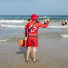 Imagen de un socorrista advirtiendo del estado del mar en una playa de Tarragona