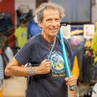 Òscar Cadiach, con un piloet y una cuerda, en su rtienda de Tarragona, Esports K2.