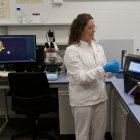 Una tècnica del CAT amb el nou aparell per analitzar l'aigua