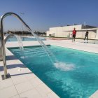 Piscinas cerradas por excrementos en el agua