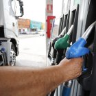 Una persona repostando en una gasolinera de Tarragona.